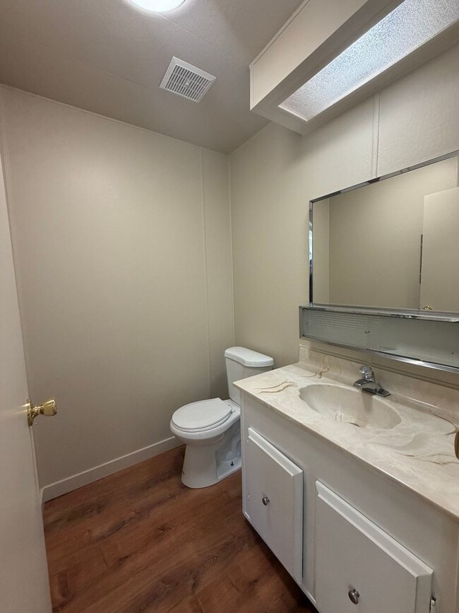 Building Photo - 3 Bedroom, 2.5 Bath - Three Bay garage