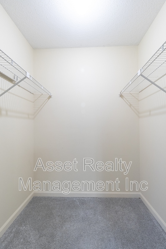 Building Photo - 1405 Wenlock Rd