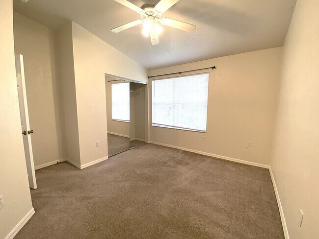 Building Photo - Kensington North #1608 - Pet Friendly!