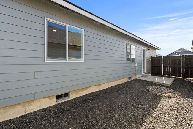 Building Photo - Modern 3 Bed/2 Bath Single-Level Home with Open Living - Redmond