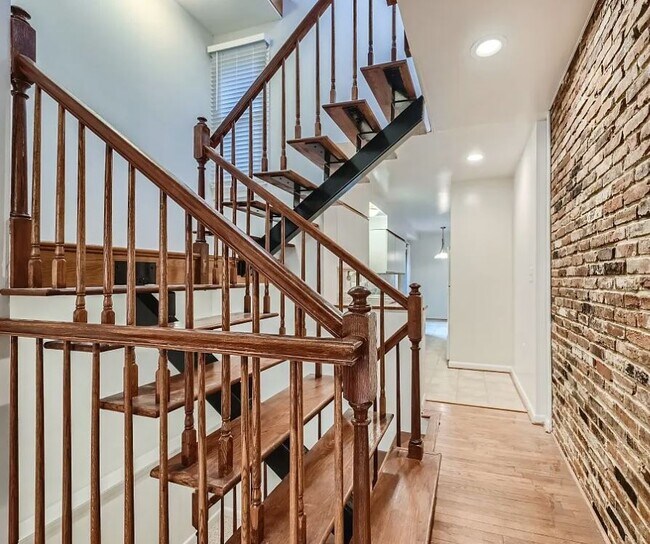 Building Photo - 827 S Charles St