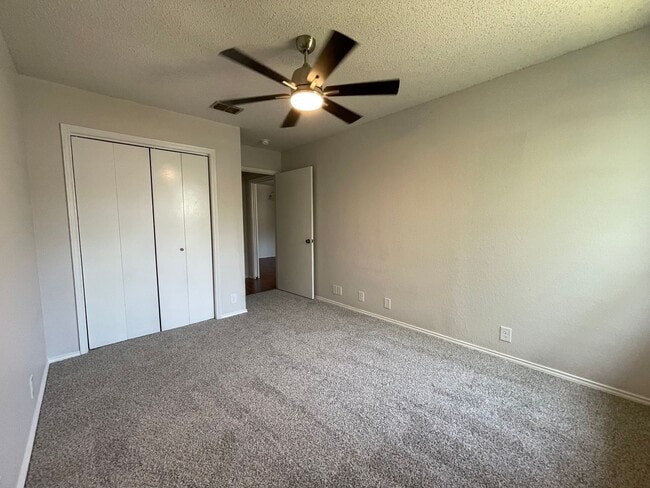 Building Photo - AVAILABLE NOW 2 BED 2 BATH TOWNHOME IN CLE...