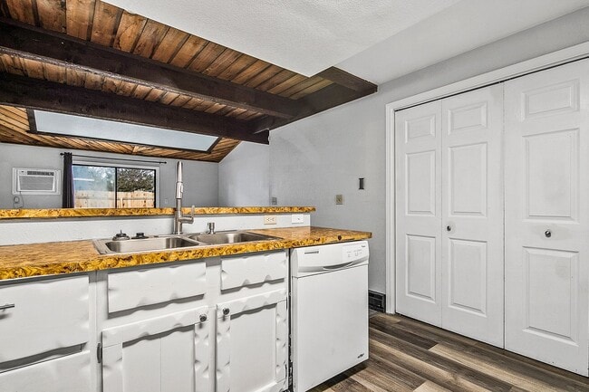 Building Photo - 2bed, 1.5 bath Duplex with Garage & Fenced Yard!