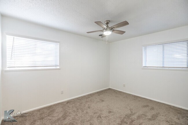 Building Photo - 3 bed, 1.5 bath, XL living room, XL garage...