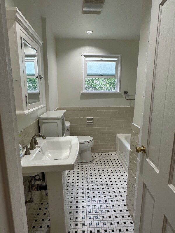 Building Photo - 1057 Masselin Ave
