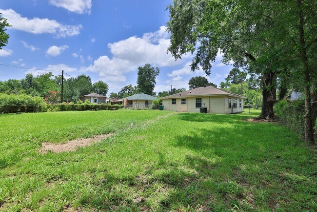 Building Photo - 9026 Lake Forest Blvd