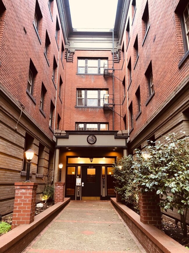 Building Photo - Cozy Nob Hill 1bd - Walk Everywhere! Gas Fireplace, Bonus Storage, Most Utilities Included!