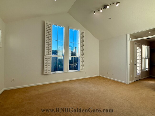 Building Photo - Gorgeous 3 bedroom, 2 and a half bathroom townhome in Hamilton Field for rent!