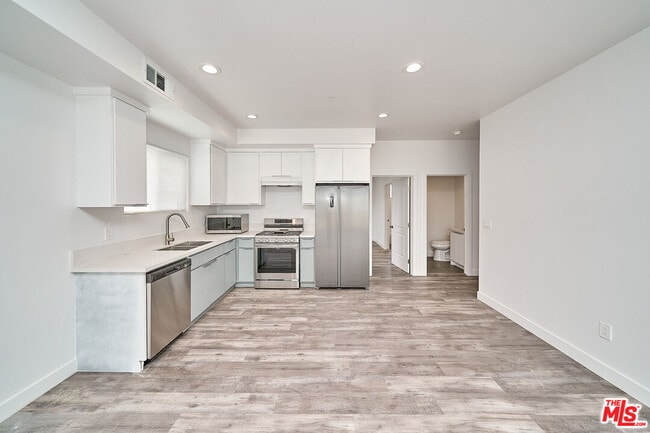 Building Photo - 603 W 41st Pl