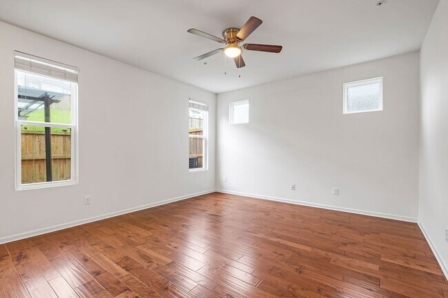 Building Photo - 1038 Livingstone Ln