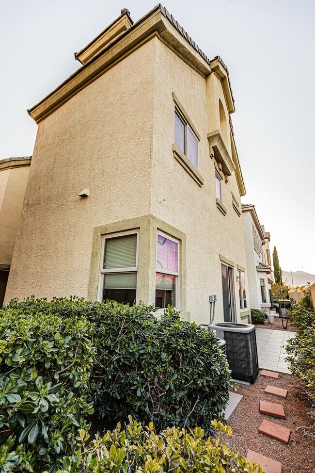 Building Photo - Queensridge Home