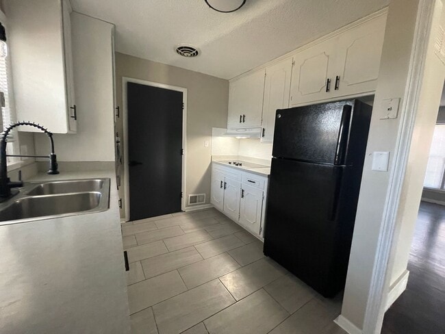 Building Photo - Stunning 3 Bedroom House with Deposit Alte...