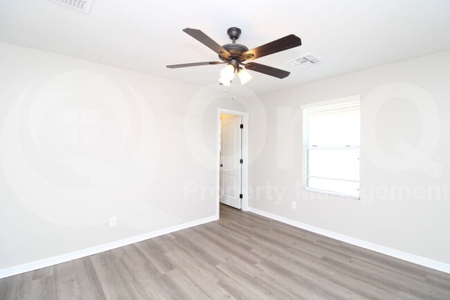 Building Photo - 947 S Utilis Dr