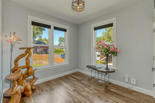 MAIN HOUSE - BEDROOM/OFFICE SPACE ON MAIN FLOOR - 421 5th Ave