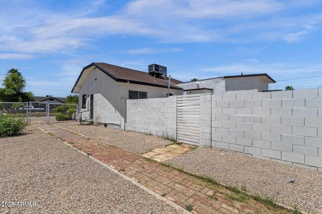 Building Photo - 325 N 18th Dr