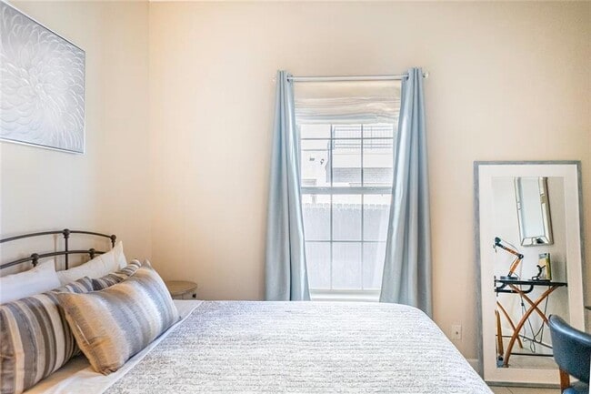 Building Photo - 212 SE A St