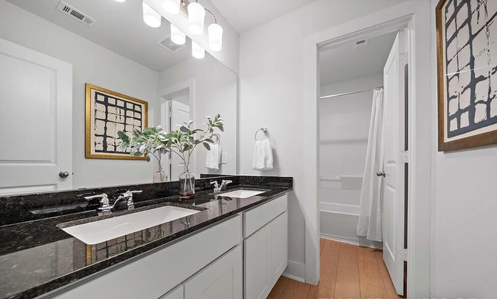 Building Photo - 18831 Glenwood Chase Ct