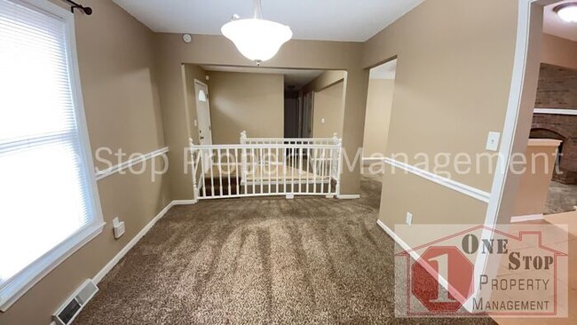 Building Photo - Huge 4 Bedroom, 2 Bathroom in Independence!