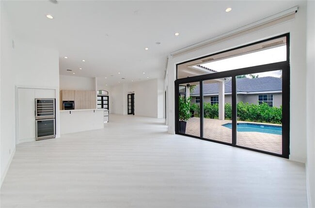 Building Photo - 2550 Jardin Terrace