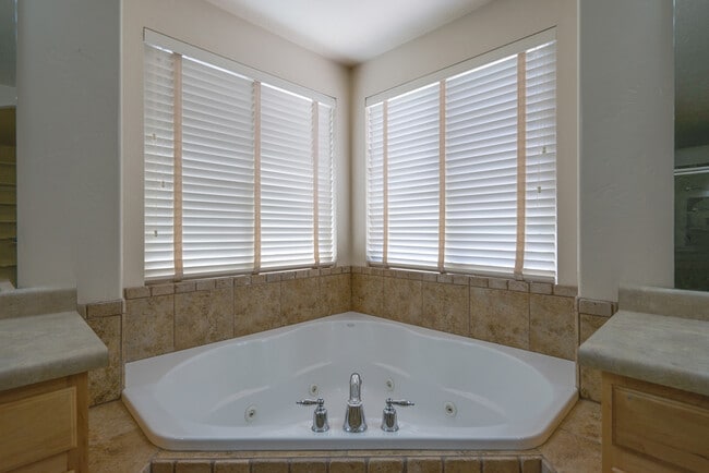 Building Photo - 4 Bedroom in The Knolls at Little Valley