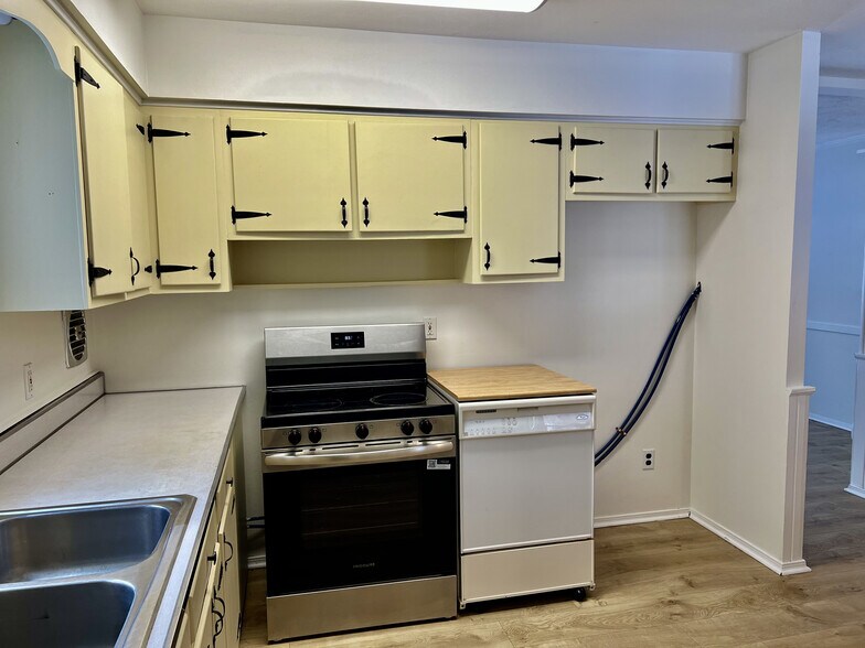 Building Photo - 1201 Hollyview Dr