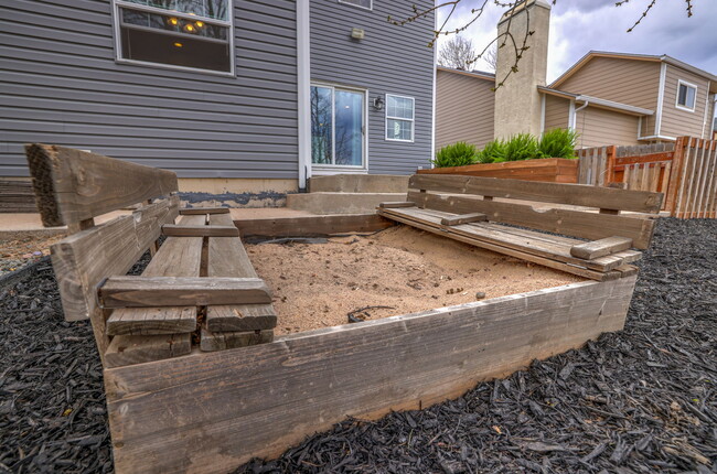 Building Photo - 6674 Chantilly Pl