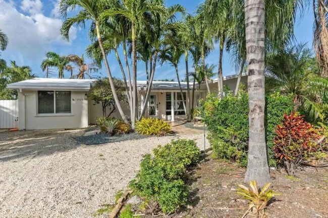 Building Photo - 1925 NE 29th Ct