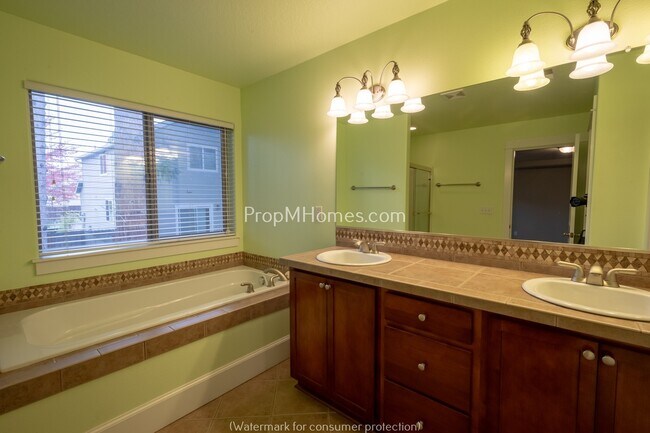 Building Photo - Beautiful Three Bedroom Home in Bethany - Available Now!