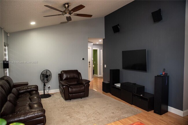Building Photo - 216 E Bayridge Dr