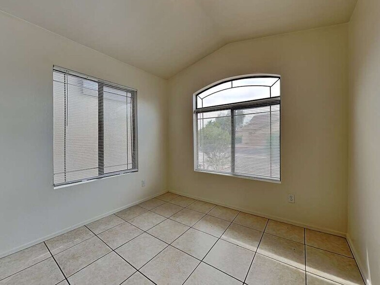 Building Photo - 5903 S 32nd Ln