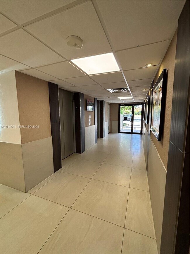 Building Photo - 4164 Inverrary Dr