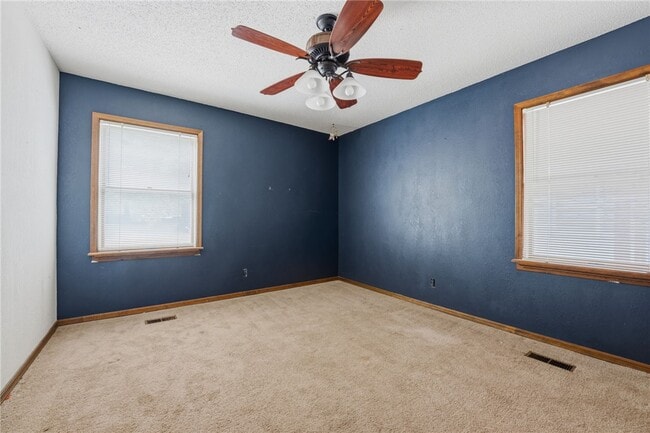 Building Photo - 315 E Fairway Ln