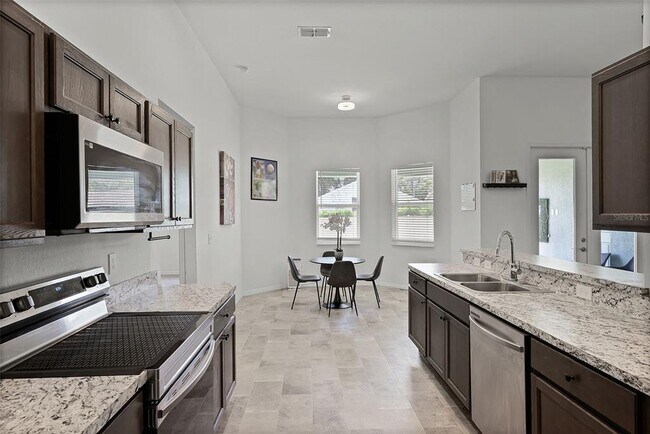 Building Photo - 804 Channing St