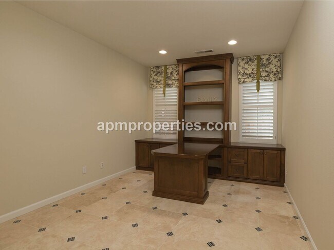 Building Photo - Upscale 3 Bedroom + Den, 4 bath, Detached Cottage, in Gale Ranch!