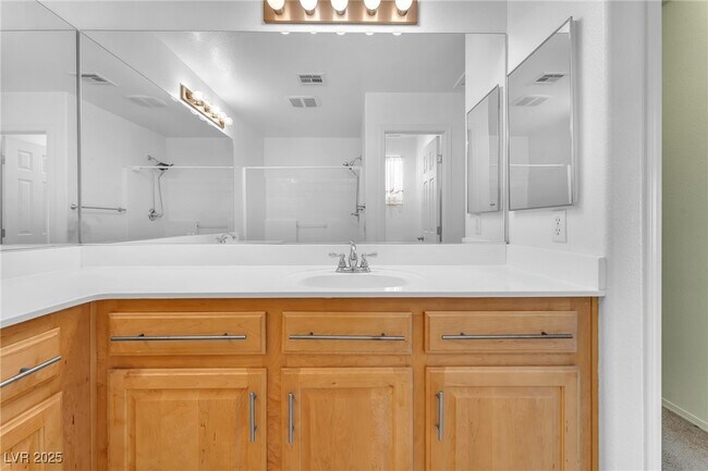 Building Photo - 2526 Begonia Valley Ave