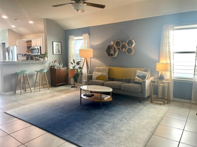 Building Photo - 2025 Langdale Ln