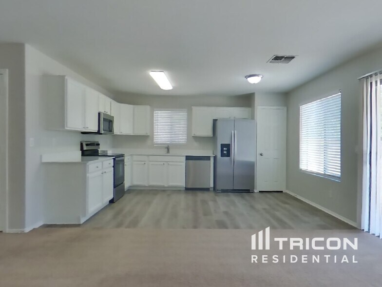 Building Photo - 12927 W Port Royale Ln