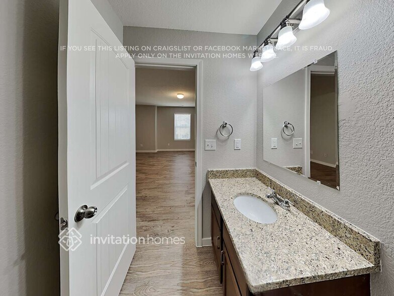 Building Photo - 4041 Creek Legend View