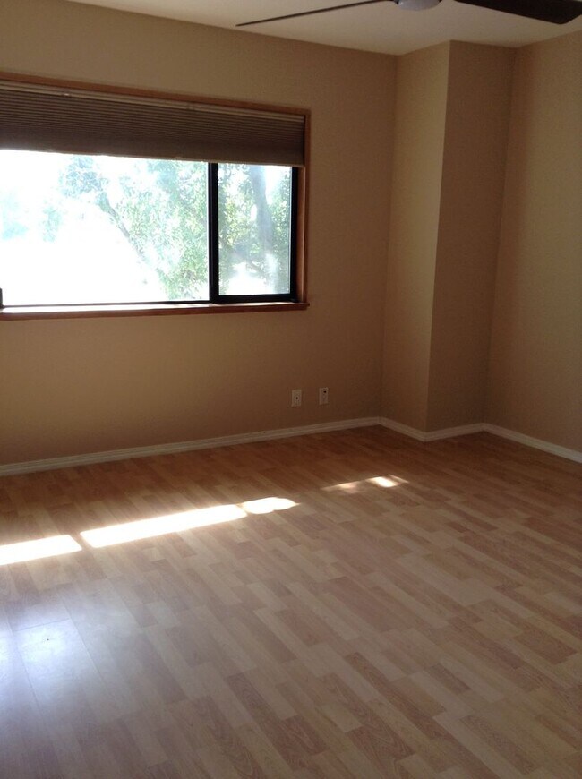 Building Photo - Stunning Townhouse on Mission Boulevard of Fremont