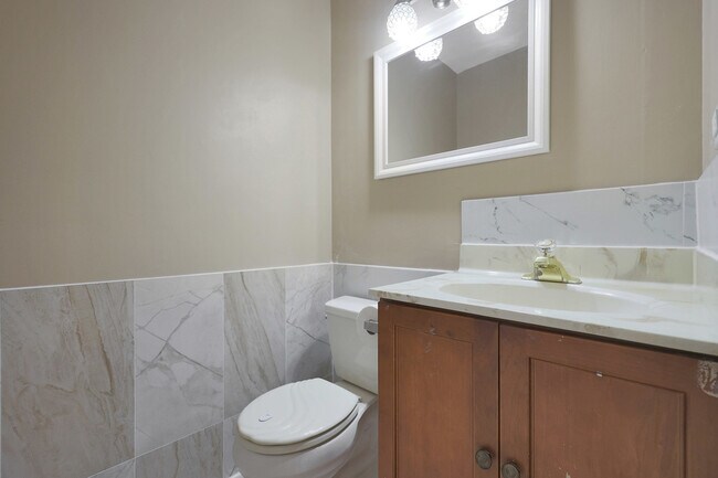 Building Photo - 1356 Larchmont Dr