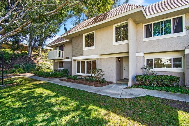 Building Photo - Live by the Lakeside -  Upgraded Spacious TOWNHOME in Lakeside Park