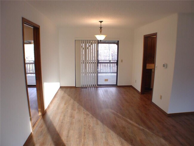 Building Photo - 8 Adams Ln