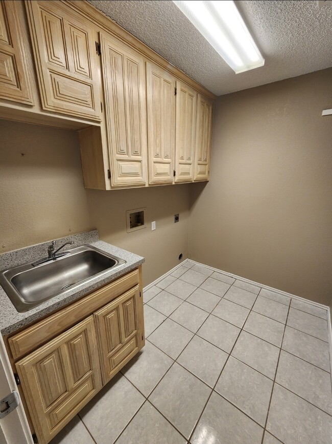 Building Photo - 3 bed 2 bath 2 car garage