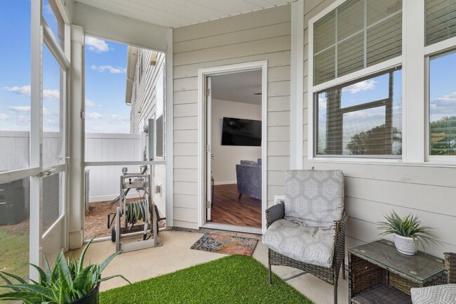 Building Photo - Well maintained 3-Bed 2.5 Bath Townhouse i...