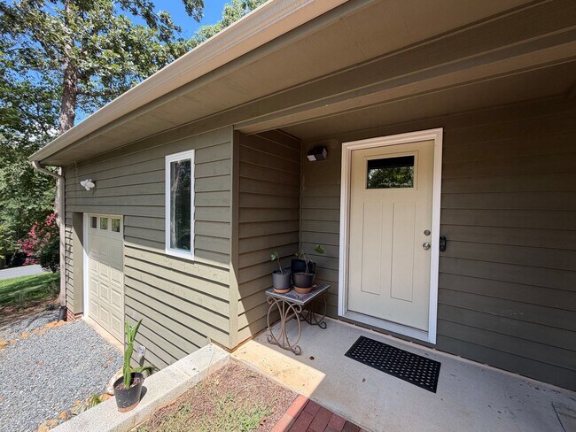 Building Photo - 1327 Gristmill Dr