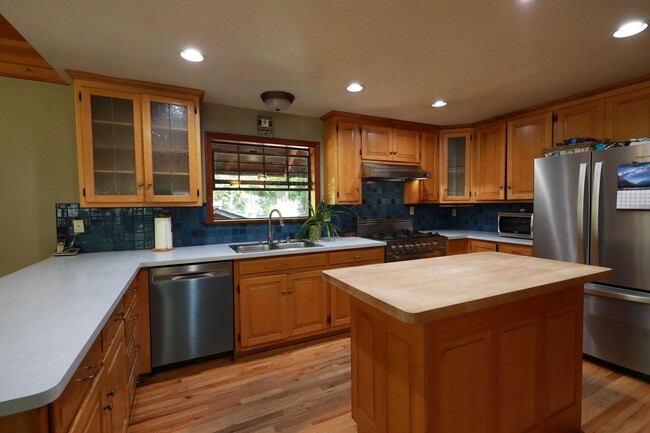 Building Photo - Spacious 3/2.5 Custom Home in Kneeland
