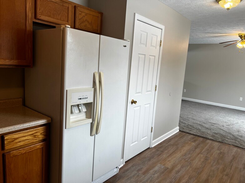 Building Photo - 5010 Delray Dr