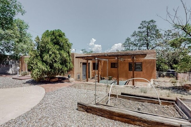 Building Photo - 1321 Lobo Pl NE