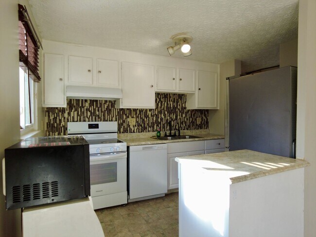 Building Photo - Spacious 3BR Bi-Level Home with 2-Car Garage in Reynoldsburg – $1,850/mo