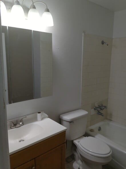 Building Photo - 932 Chelwood Park Blvd NE